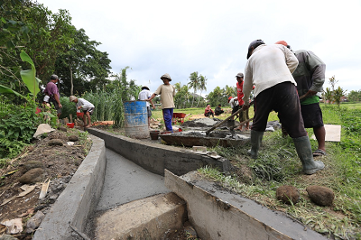 re_Farmer with extension worker at his farm