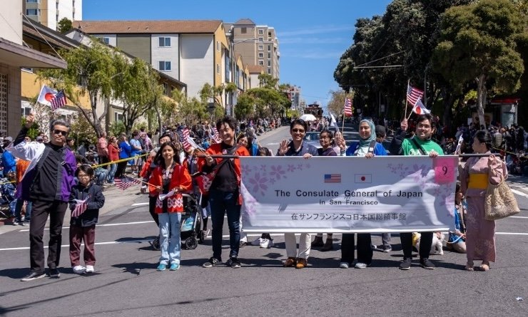 Parade with Consulate staff at the festival Speech on behalf of the Consulate at the event