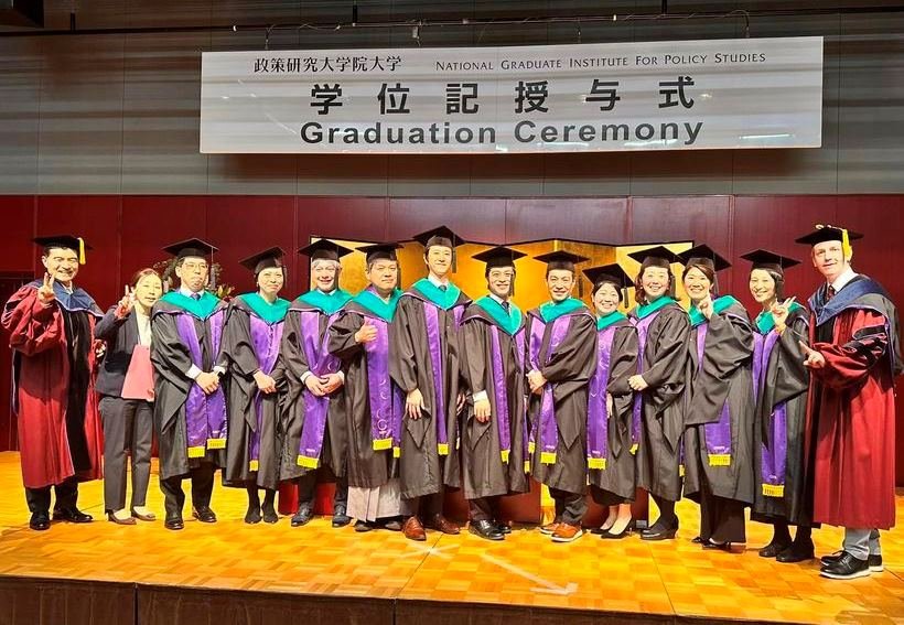写真差し替え③_GLDパンフレット 2025年入学者用（学位記授与式）.jpg