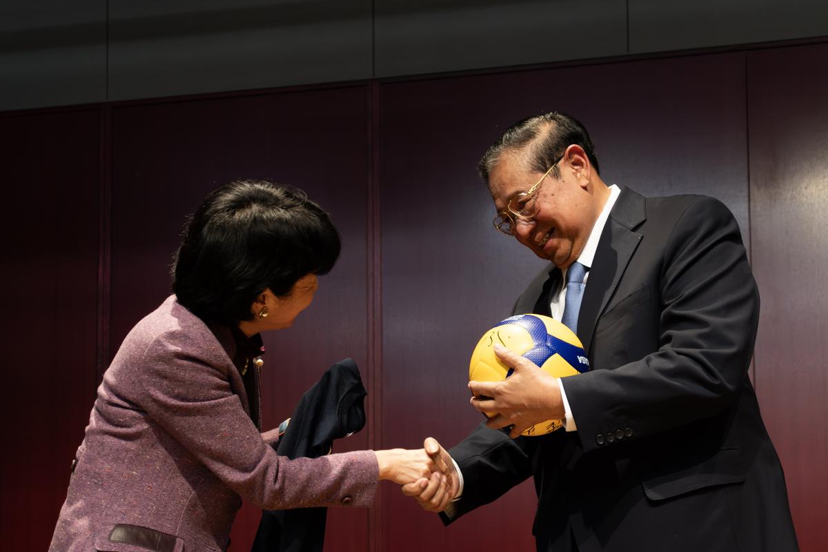 Special Lecture by the Sixth President of the Republic of Indonesia, Dr. Susilo Bambang Yudhoyono held on March 6,2025 -President Hiroko Ota presented Dr. Yudhoyono—who is also the owner of the Indonesian men’s volleyball team—with a ball signed by the Japanese volleyball team from the Paris Olympic Games, which had been donated by the Japan Volleyball Association.